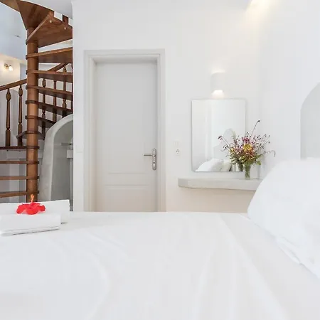 Secret Earth - Santorini Kamári