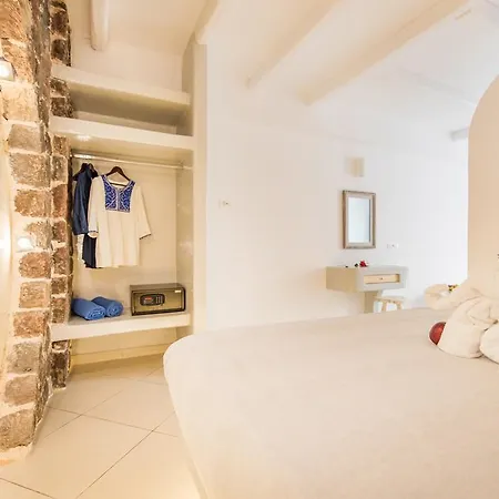 Secret Earth - Santorini Kamári